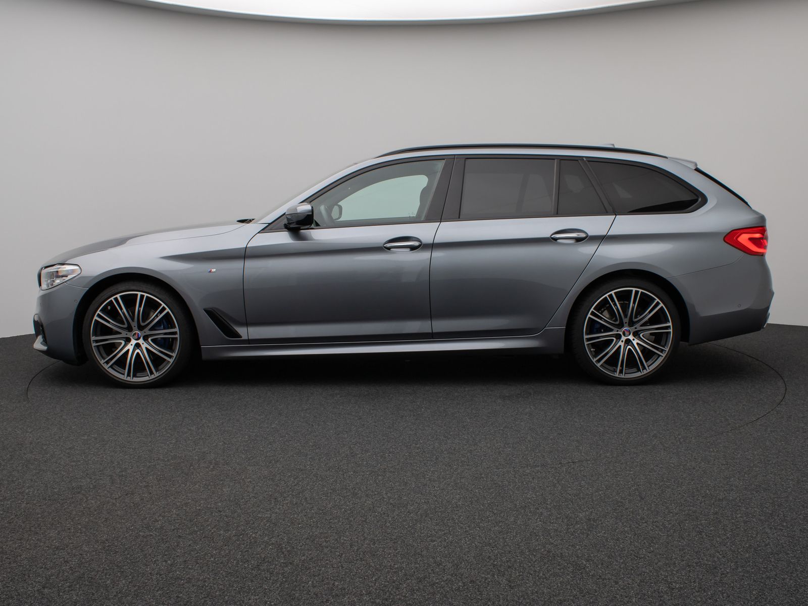 Fahrzeugabbildung BMW 530d xD M Sport Kamera HUD HiFi SoftCl Komfort