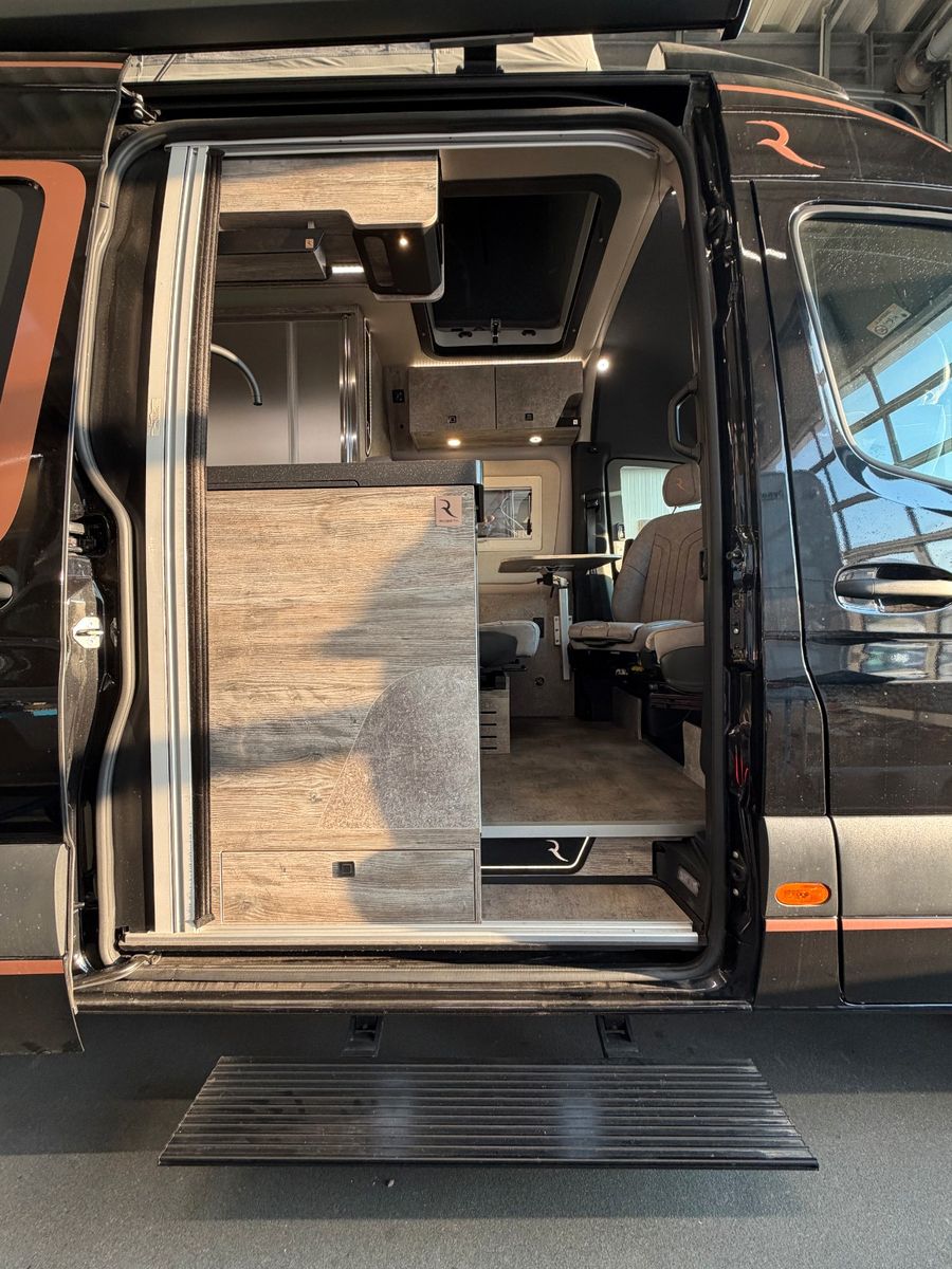 Fahrzeugabbildung Robeta Adonis - Luxus Campervan mit Aufstelldach