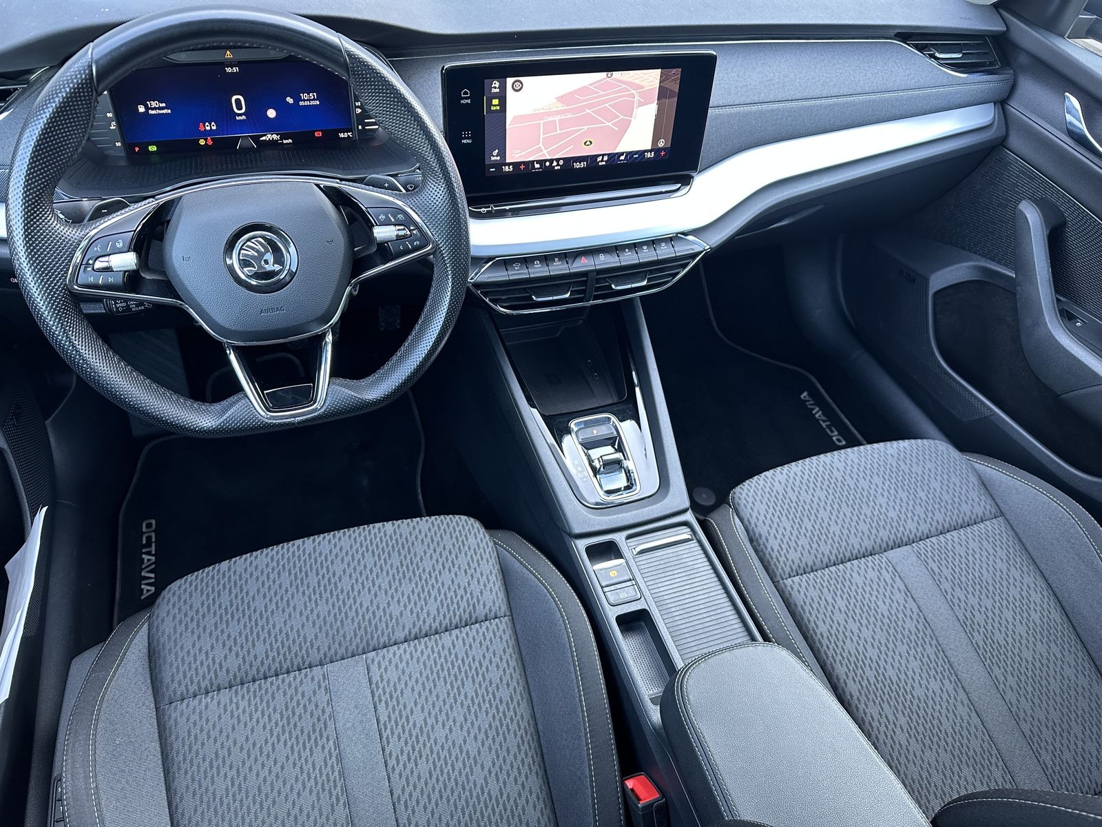 Fahrzeugabbildung SKODA Octavia Combi 2.0 TDI DSG First NAV+LED+PANO+HUD