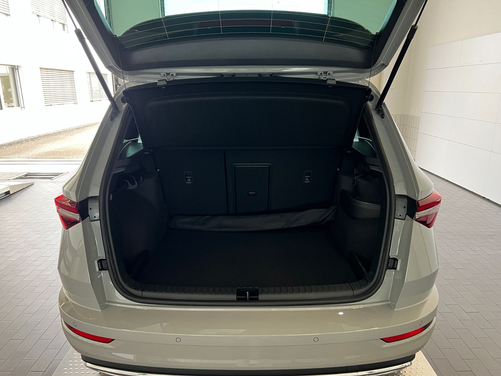 Fahrzeugabbildung SKODA Karoq Sportline 2.0 TSI 4x4 DSG *CANTON, AHK, 19
