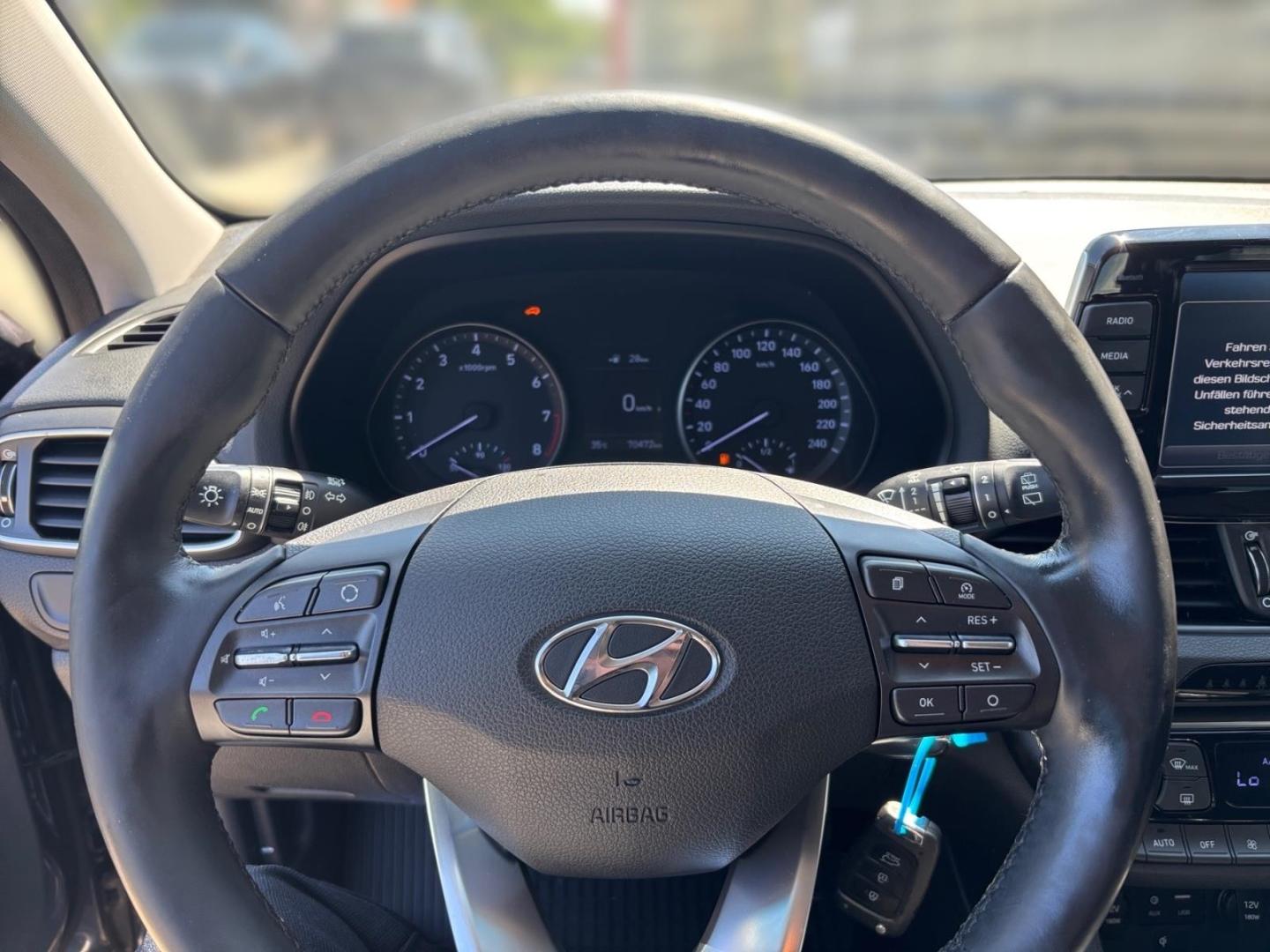Hyundai i30 Intro LED Apple CarPlay Android Auto Mehrzon