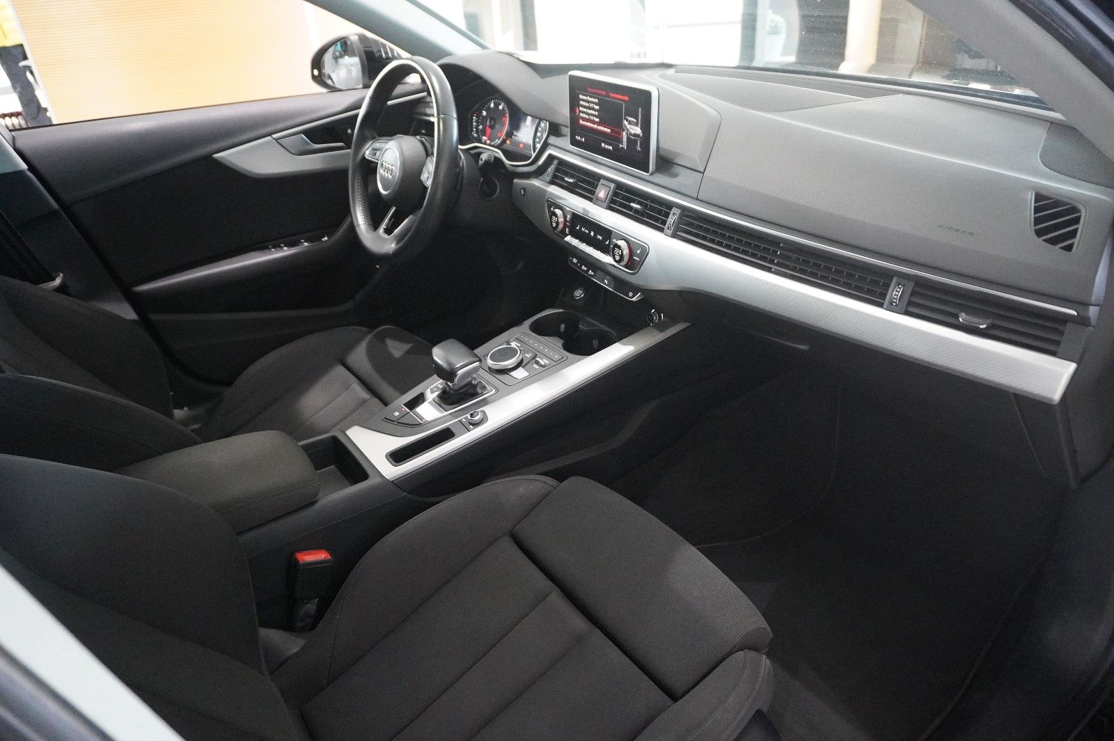 Fahrzeugabbildung Audi A4 Avant 35 TDI S-LINE SPORT NAVI/LED/KAMERA/DAB