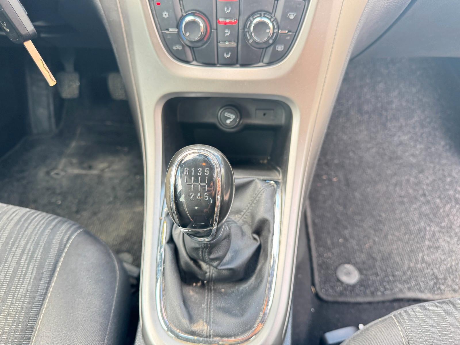 Opel Astra 2011 — photo 13