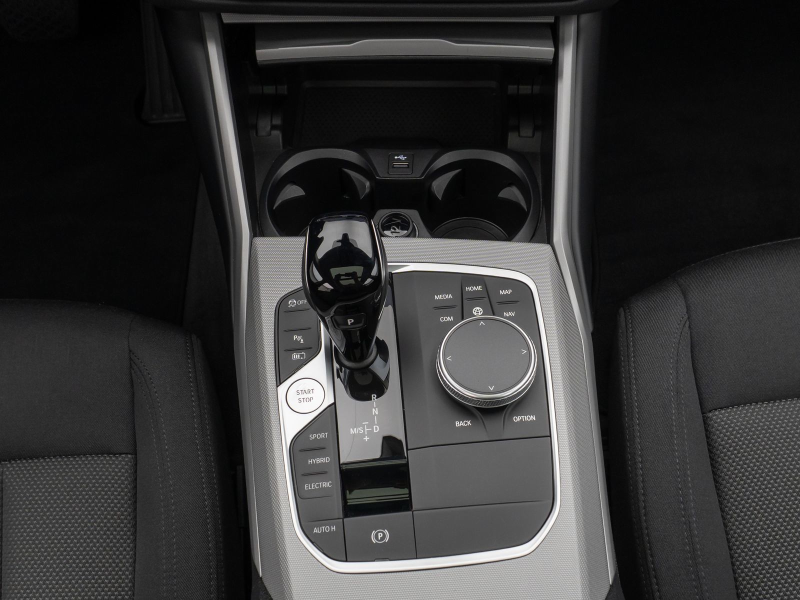 Fahrzeugabbildung BMW 330e Panorama Kamera DAB WLAN Lenkrhzg Alarm LED