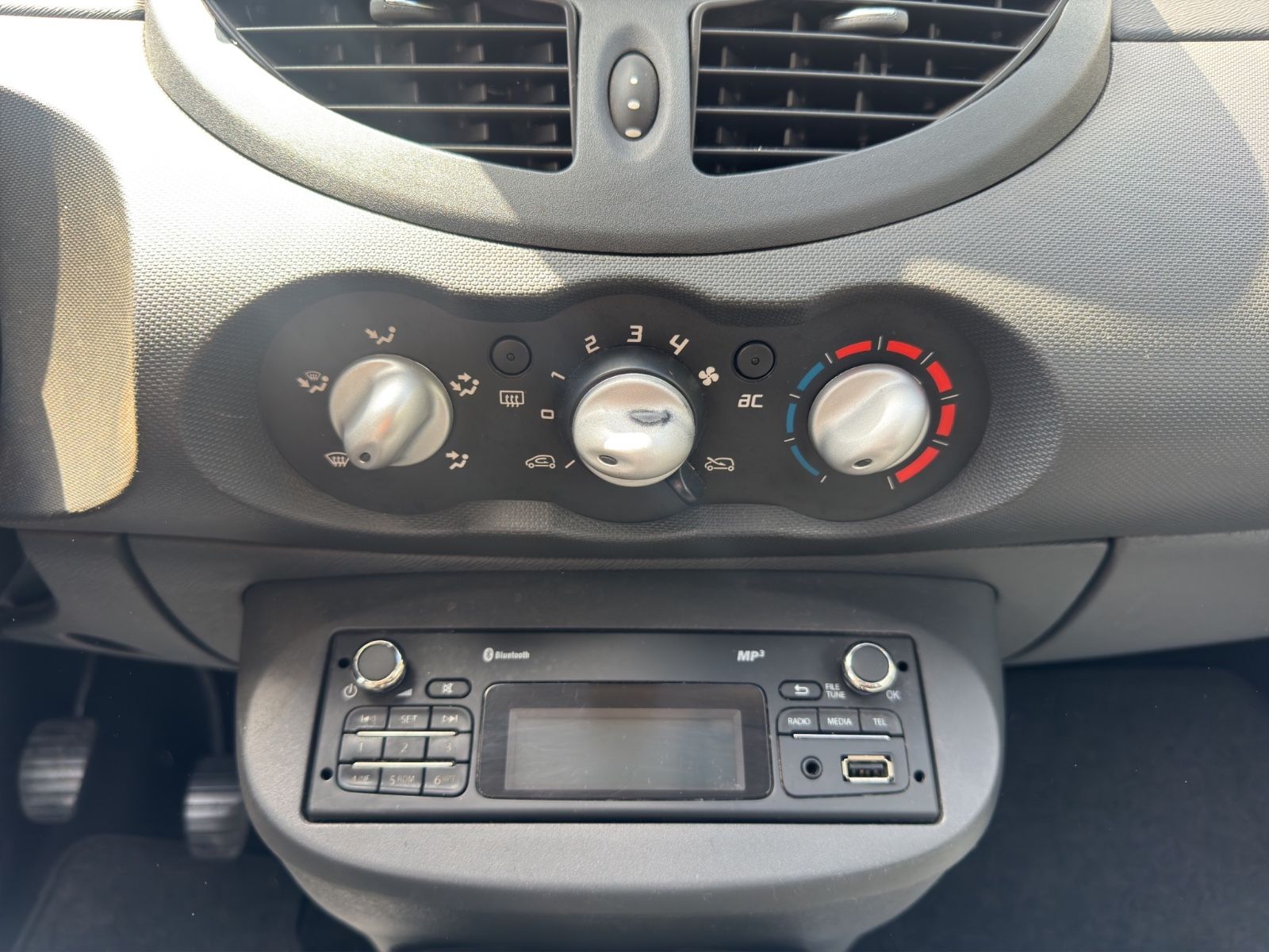 Fahrzeugabbildung Renault Twingo Expression /Klimaanlage/TÜV/HU/Radio/BT