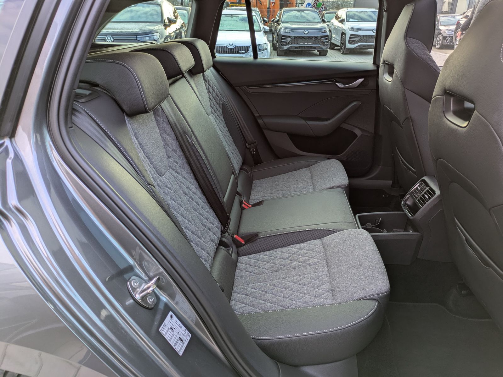 Fahrzeugabbildung SKODA Octavia 1.5 DSG Sportline PANO*MATRIX*AHK*5J.GAR