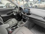 Hyundai i30 1.6 CRDI Autm. CLIMATR. R-KAM NAVI - Hyundai i30 Unfallwagen