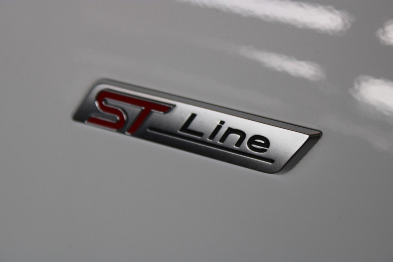 Fahrzeugabbildung Ford Focus ST-Line Turnier LED Park + Winter Paket