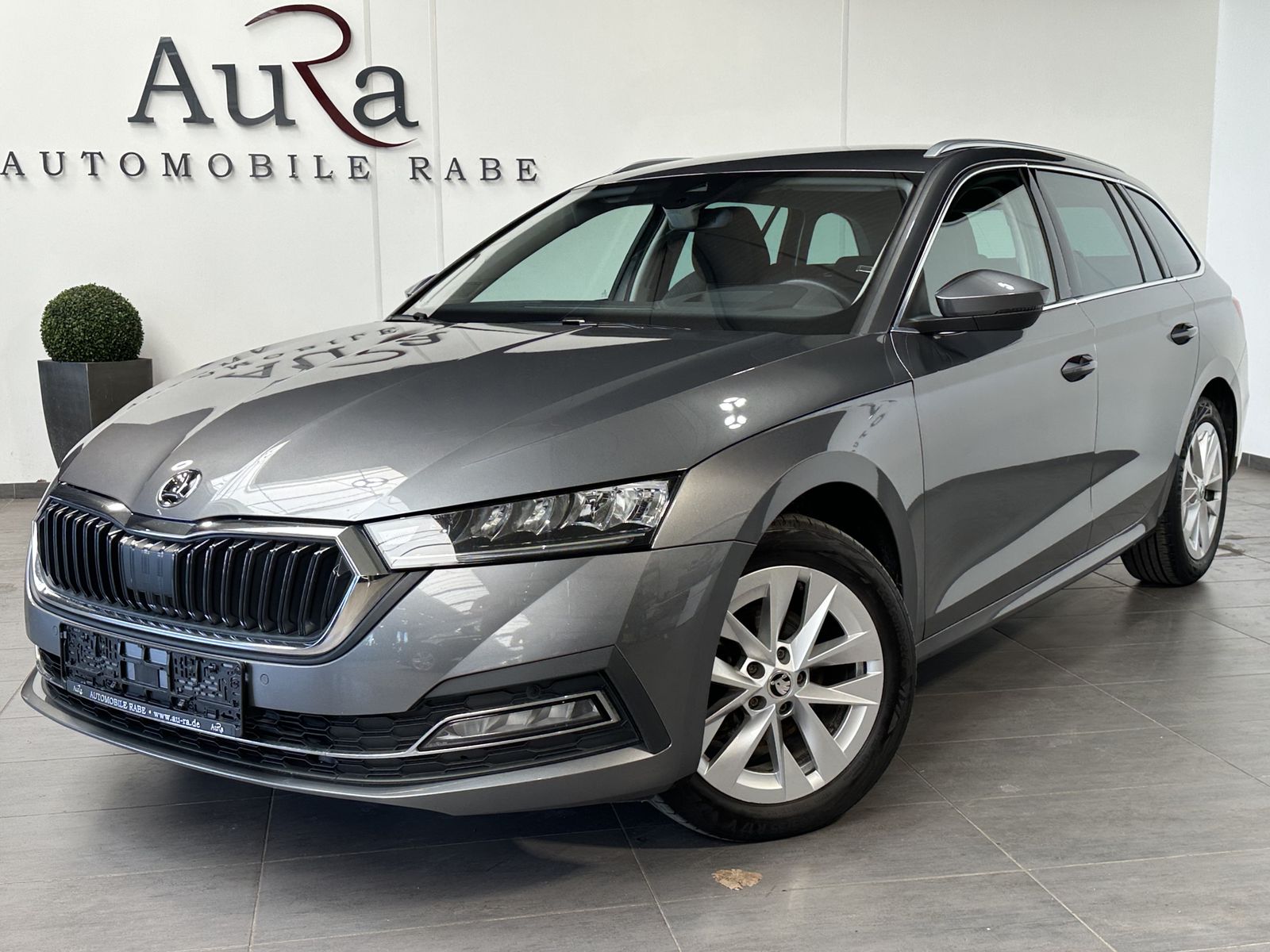 Fahrzeugabbildung SKODA Octavia Combi 2.0 TDI DSG Style NAV+MATRIX+AHK