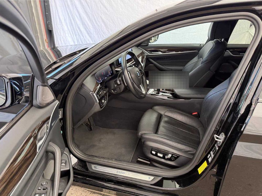 Fahrzeugabbildung BMW 520d T AT8 LASER/HUD/H&K/LEDER/SHZ/RFK/AHK