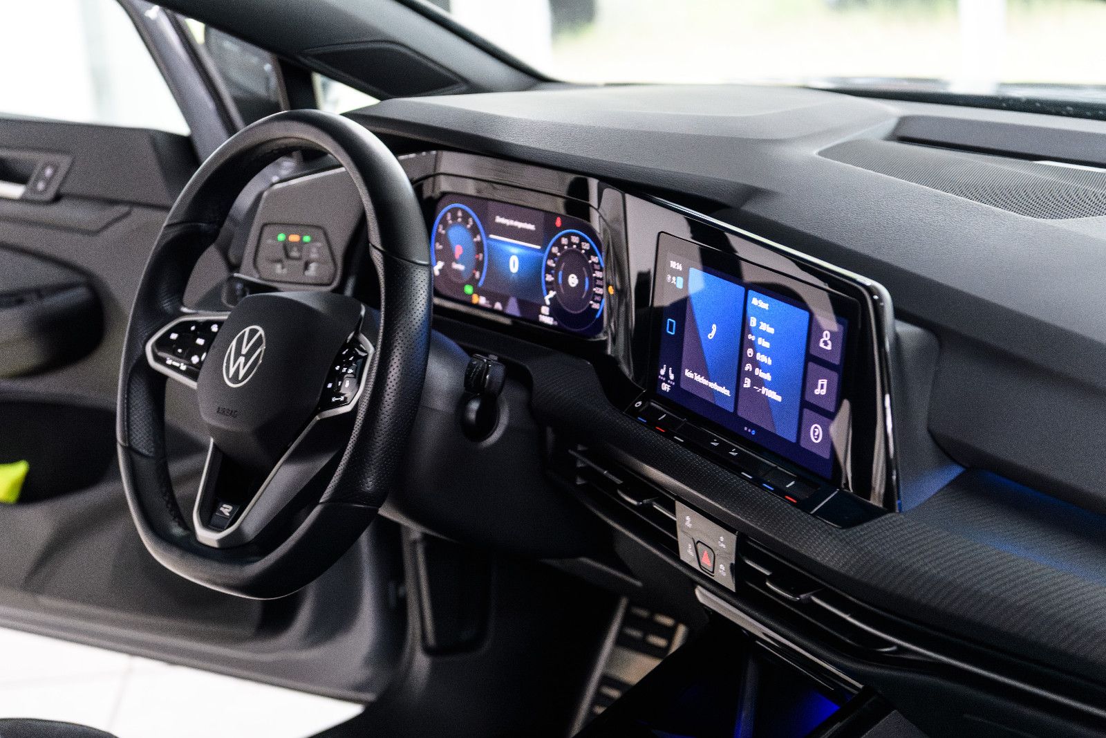Fahrzeugabbildung Volkswagen Golf VIII R-Line 1.5 eTSI LED+KAMERA+APP+SHZ