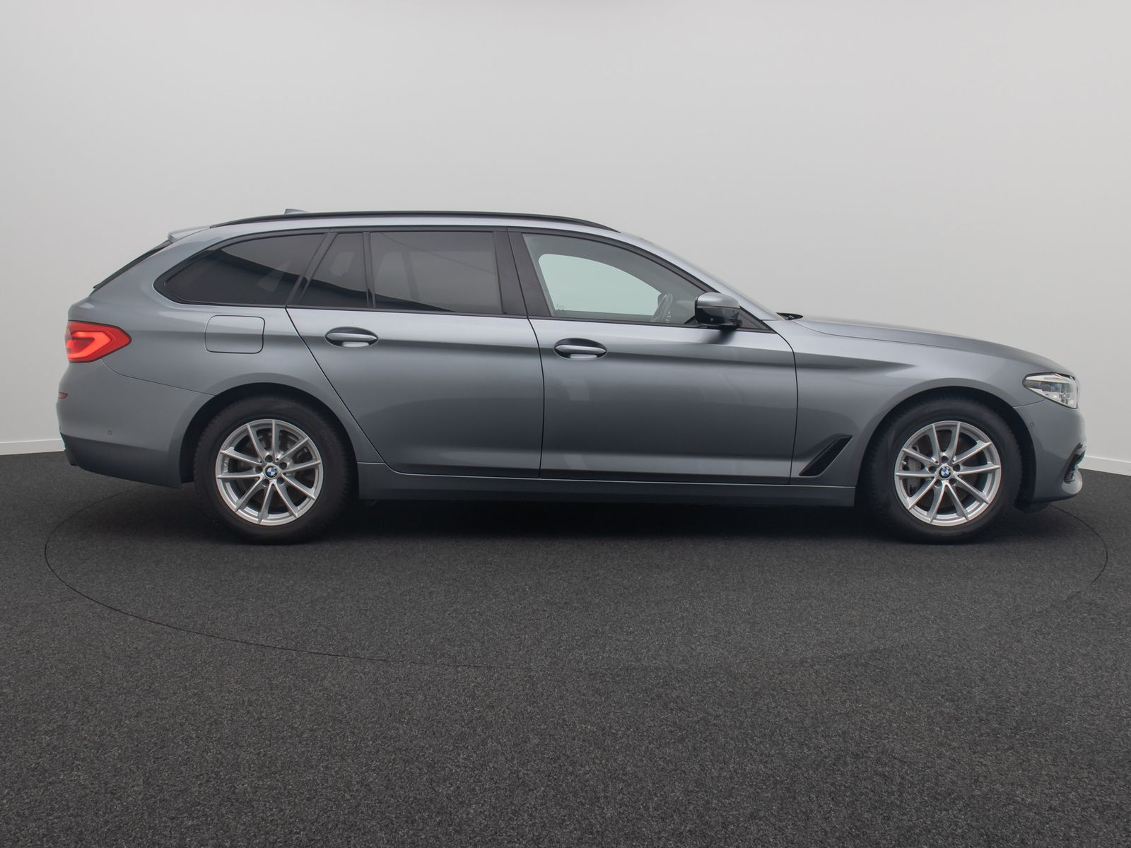 Fahrzeugabbildung BMW 540d xD SportLine 360&deg;HUD AHK DispKey SoftCl H/K