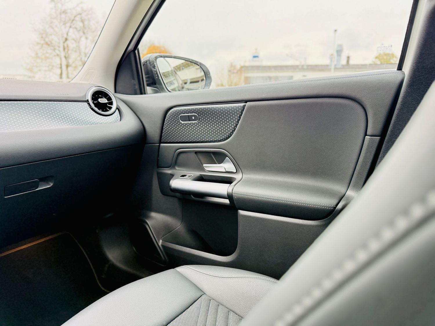 Fahrzeugabbildung Mercedes-Benz GLA 200 NIGHT & PROGRESSIVE, Winter, AHK, RFK, L
