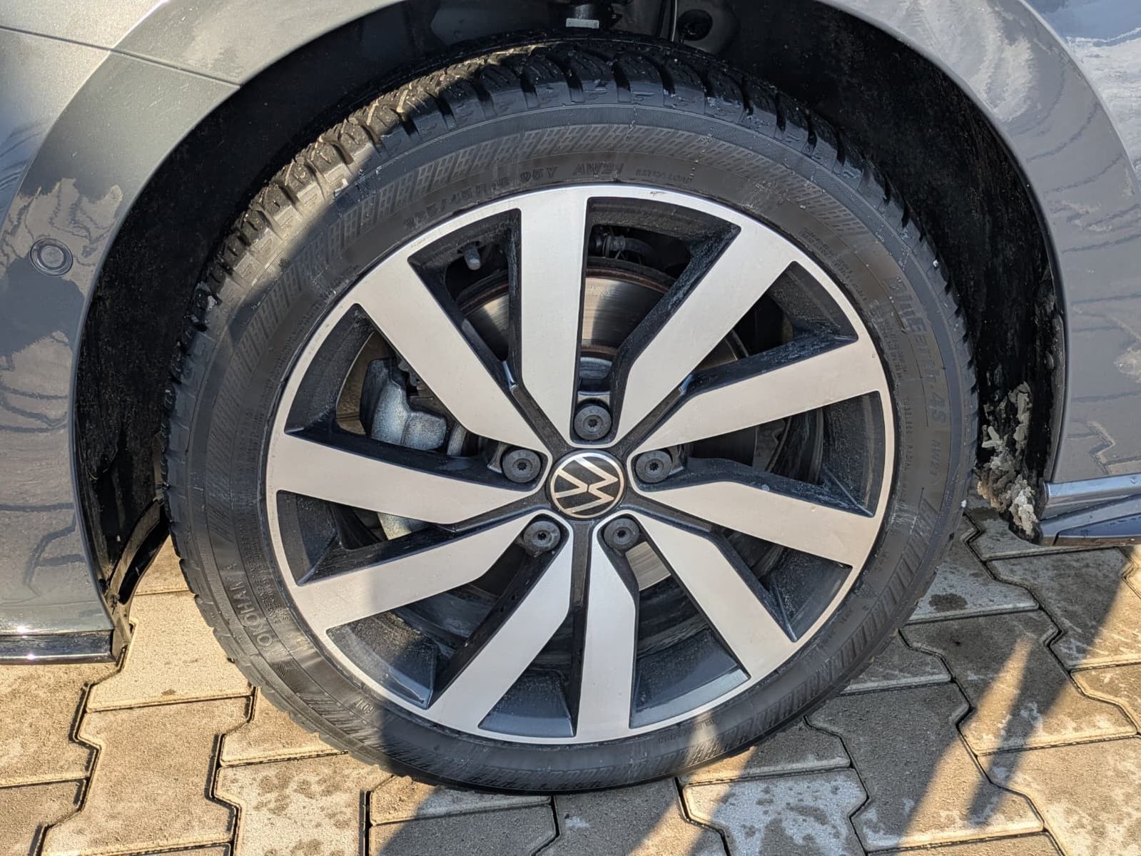 Fahrzeugabbildung Volkswagen Touran 2.0 DSG R-Line High BLACK Pano 7Si IQ AHK