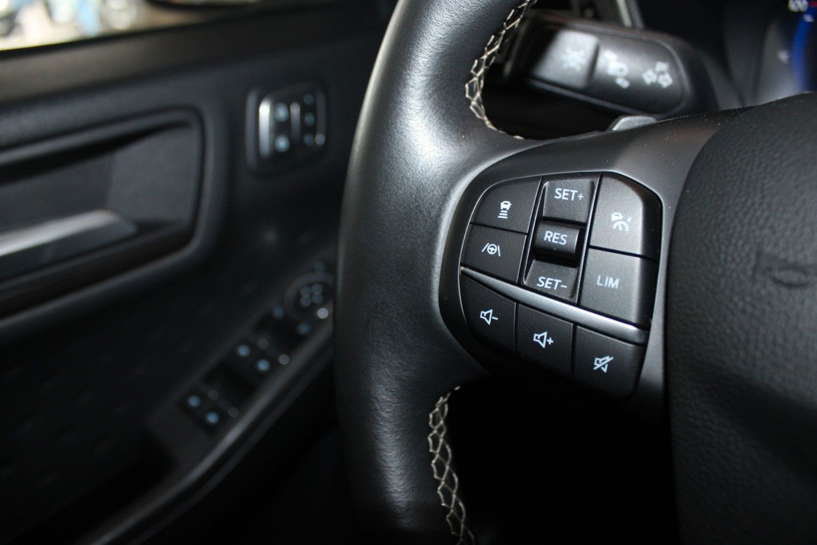 Fahrzeugabbildung Ford Kuga Vignale Aut. AWD LED AHK HUD 2xCAM B&O uvm.