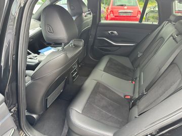 Fahrzeugabbildung BMW 330 d xDrive M Sport Widescreen