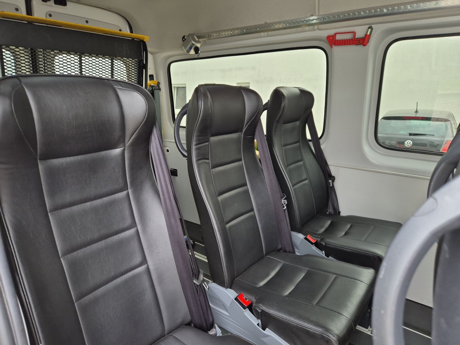 Fahrzeugabbildung Volkswagen Crafter 35 MR HD 4Mo 9-Si Rollstuhllift Trittstu