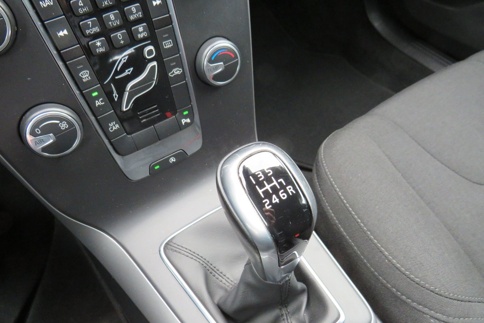 Fahrzeugabbildung Volvo V40 Kinetic NAVI TELVOR KLIMATRONIC 8-FACH ALU