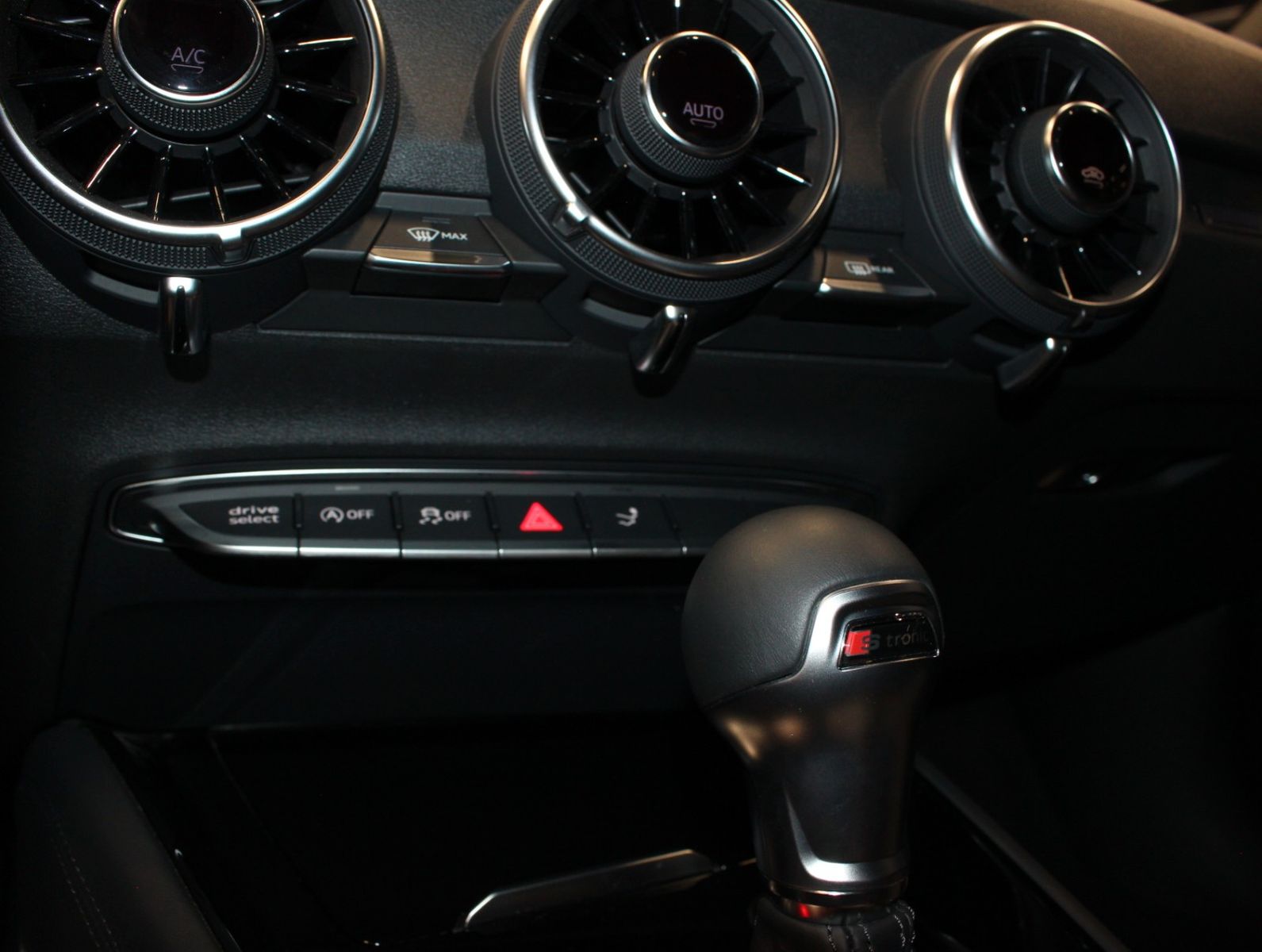 Fahrzeugabbildung Audi TT 1.8 TFSI Coupe S-Tronic S-Line Selection Plus