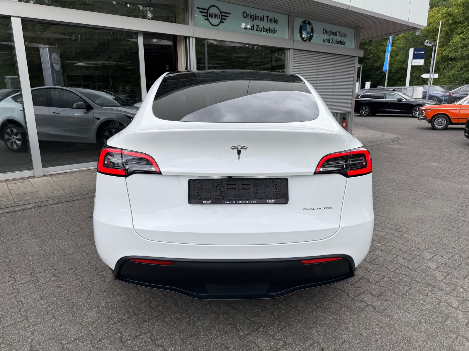 Fahrzeugabbildung Tesla Model Y LR Dual AWD PANO+STDHZ+NAVI+LED+ACC+19"+