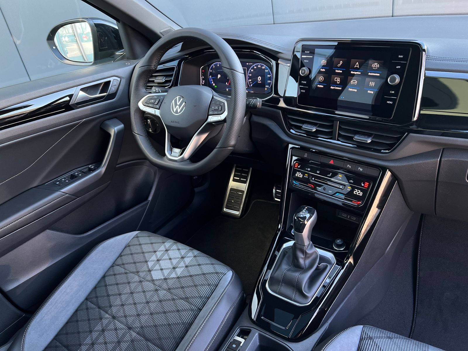 Fahrzeugabbildung Volkswagen T-Roc R-Line 1.5 TSI DSG *AHK, Pano, Black Style