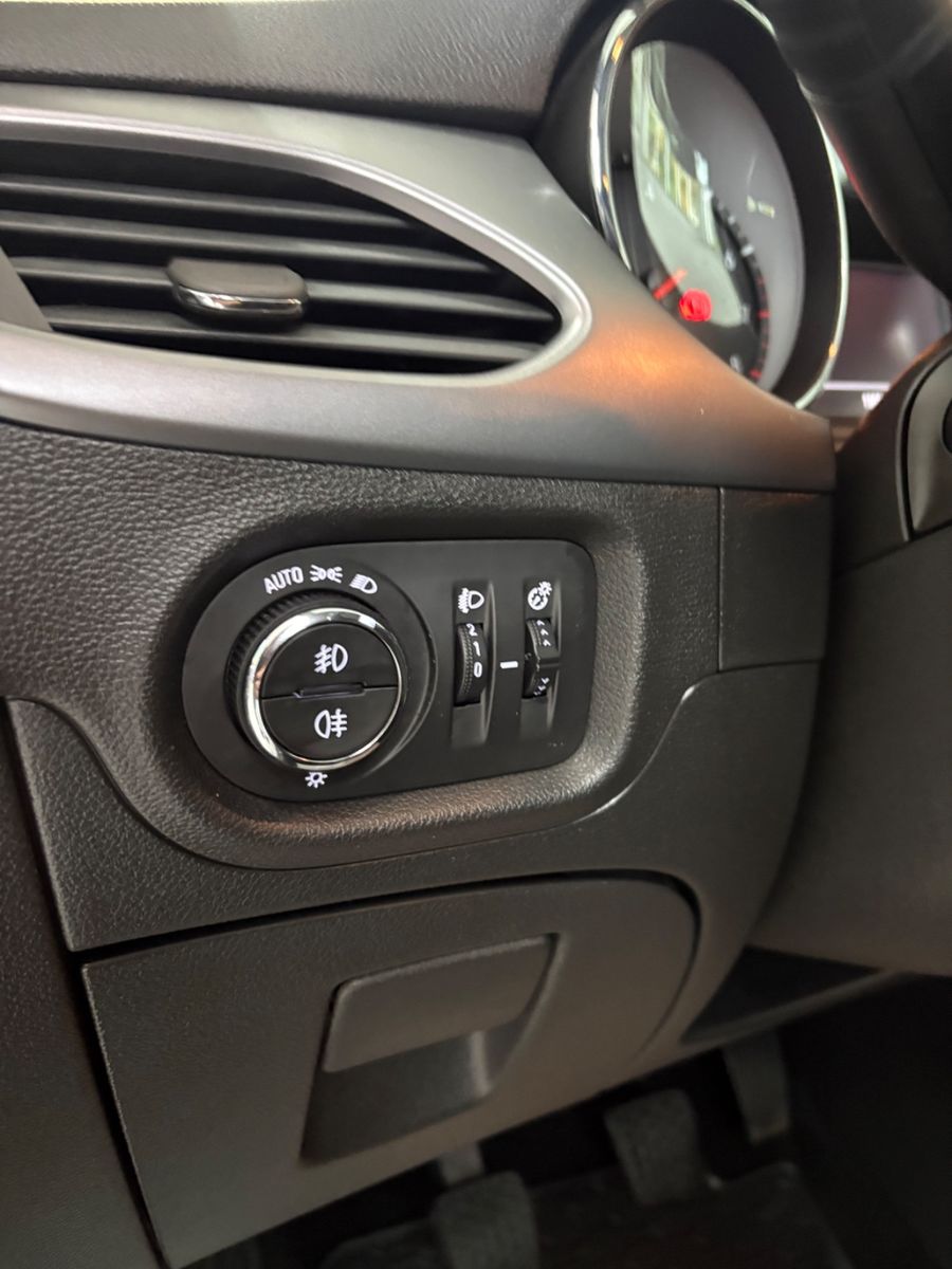 Fahrzeugabbildung Opel Astra K Lim. Active Sport *LED* SCHWARZ / WEIß*