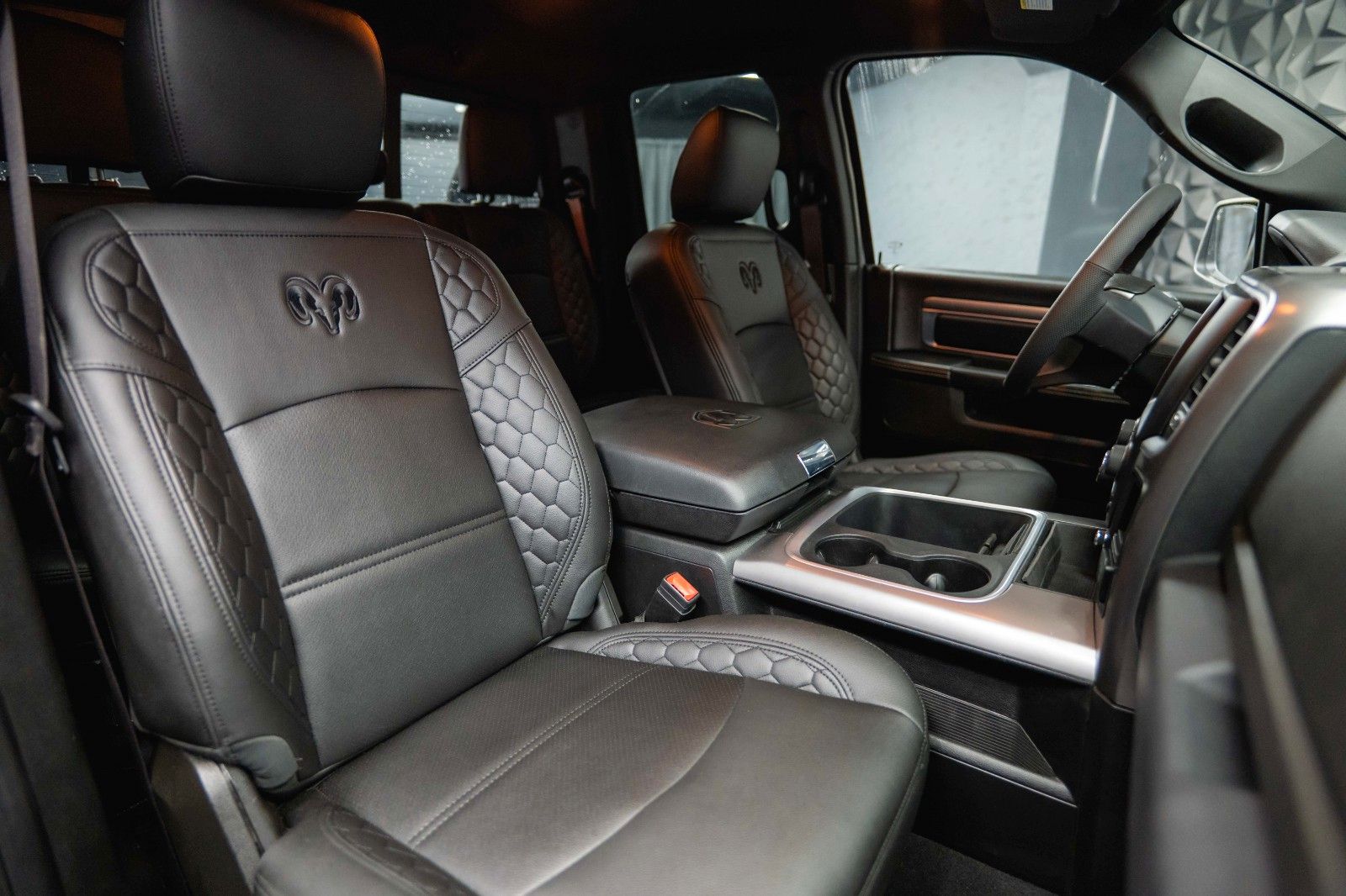 Fahrzeugabbildung Dodge RAM 5.7 V8 HEMI 4x4 OFFROAD Night LONGBED *19%*