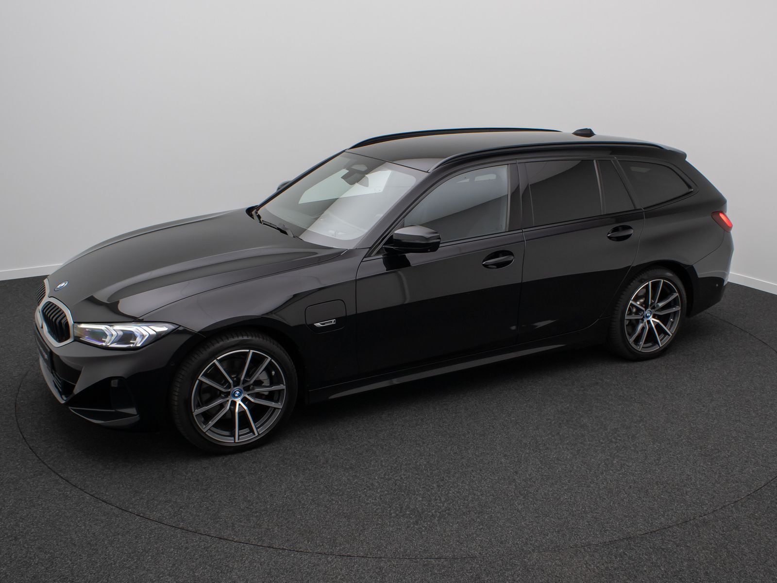 Fahrzeugabbildung BMW 330e 360&deg;HUD DAB HiFi Lnkrhzg ACC Komfort Sport