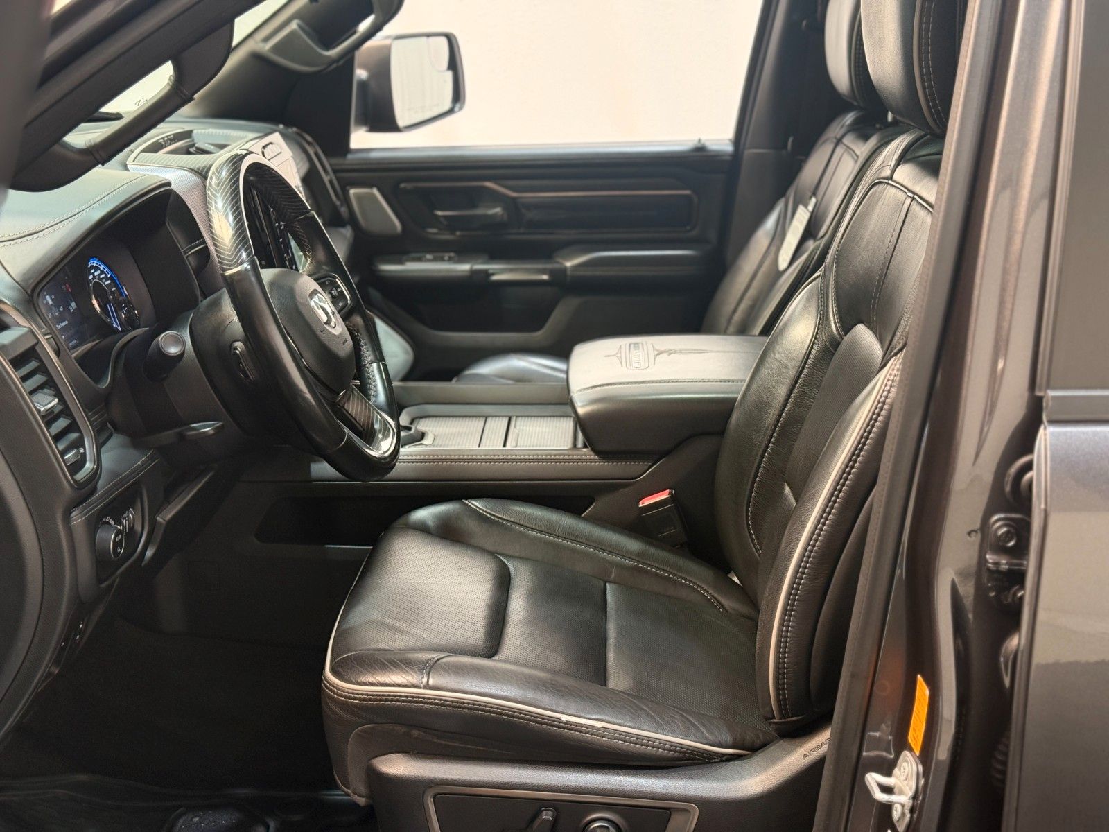 Fahrzeugabbildung Dodge RAM 1500 LIMITED NIGHT CREW CAB 4x4