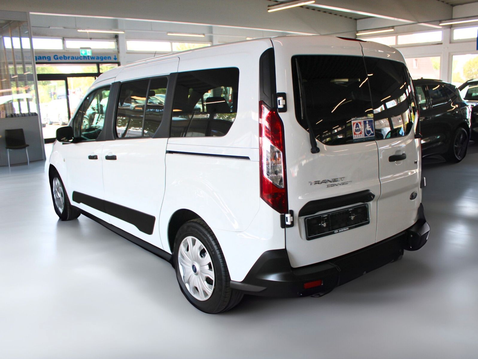 Fahrzeugabbildung Ford Transit Connect L2 Rollstuhlrampe Heckausschnitt