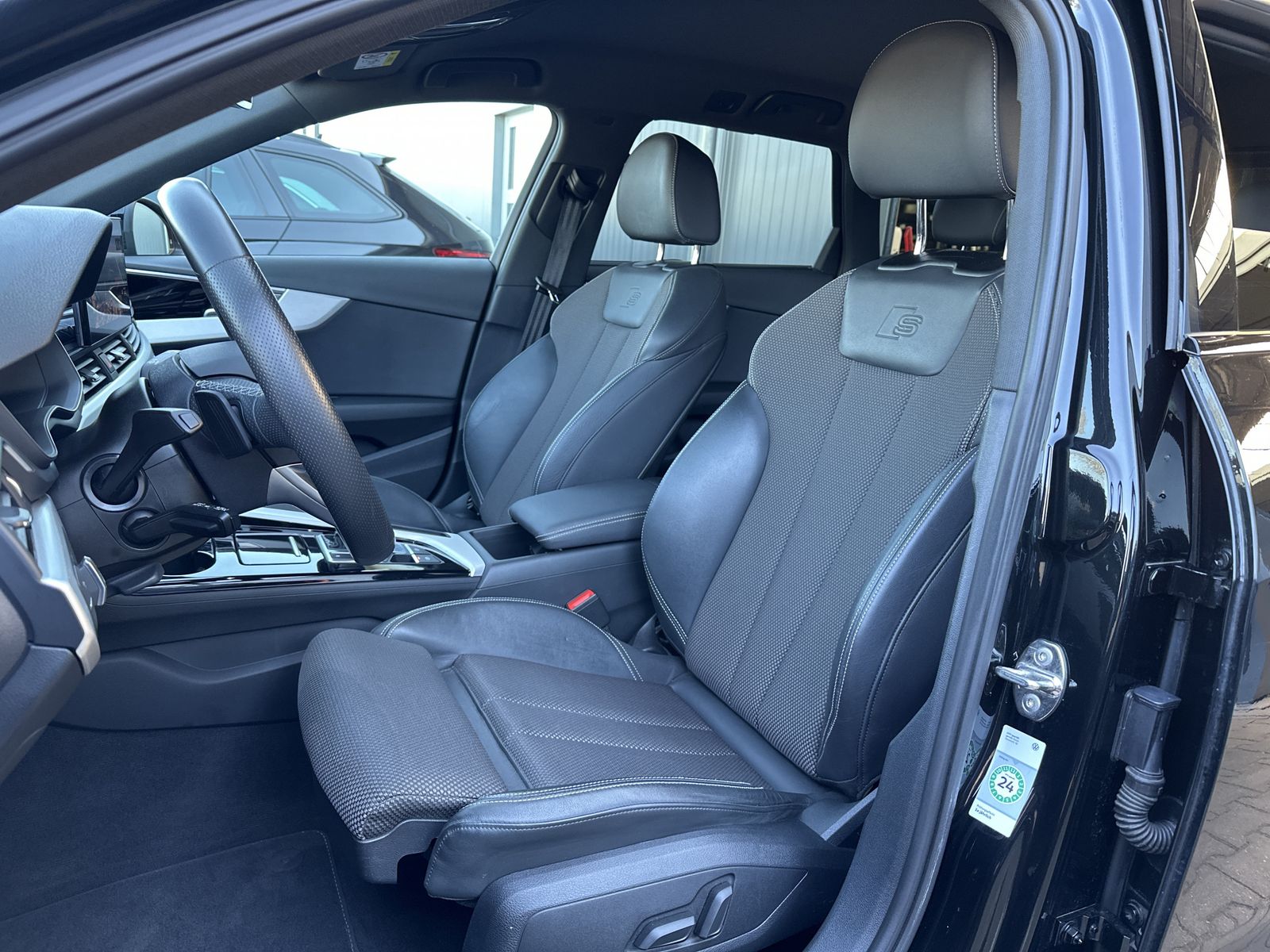 Fahrzeugabbildung Audi A4 Avant 40 TFSI Qu S-Line Black NAV+LED+AHK+360