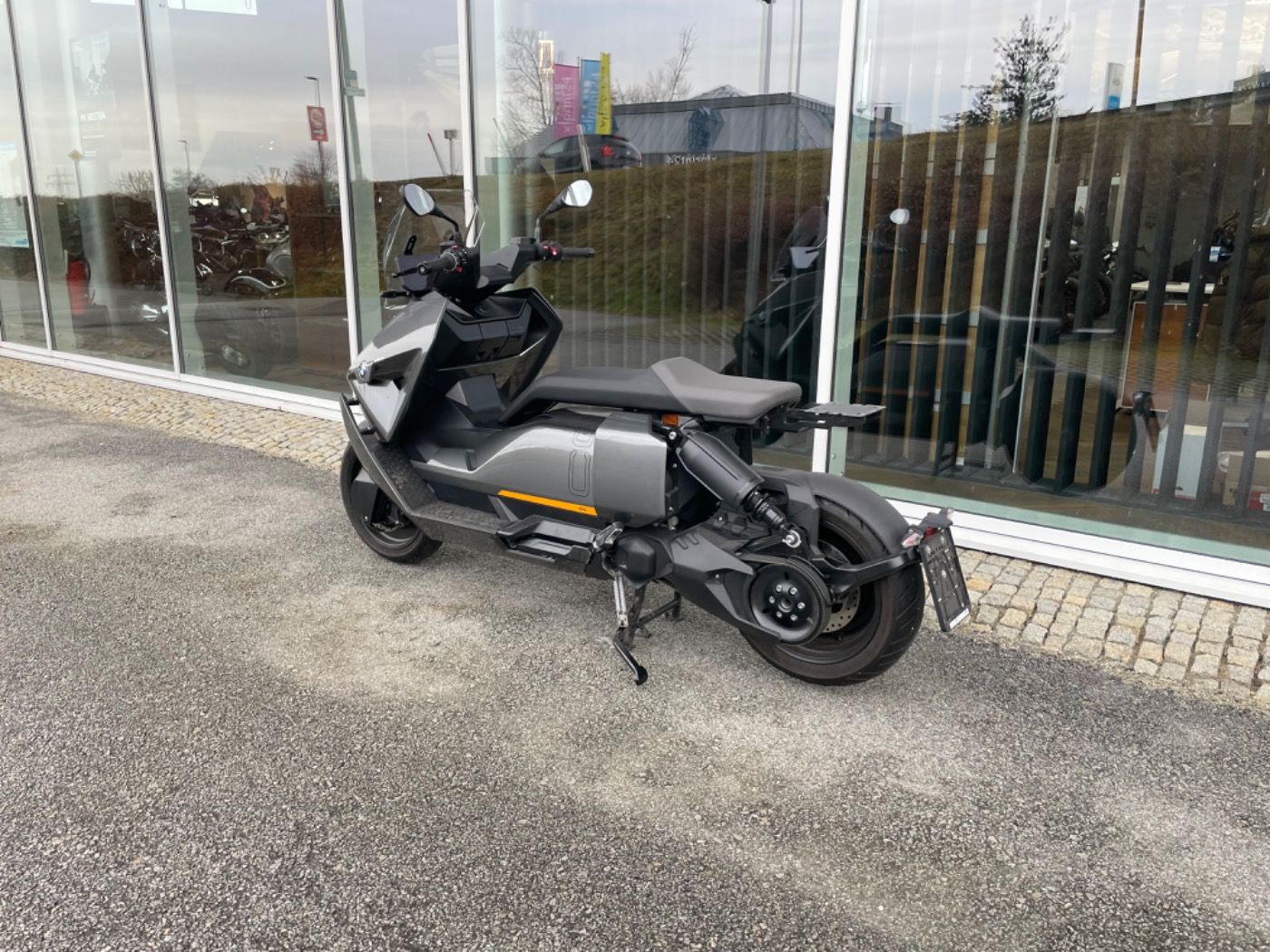 Fahrzeugabbildung BMW CE 04 Avantgarde mit Topcaseträger