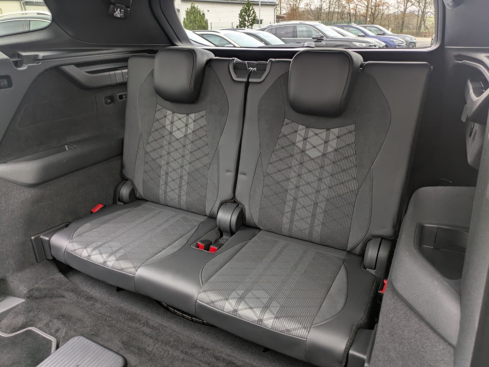 Fahrzeugabbildung Volkswagen Tayron 2.0 TDI 4M R-Line 7Si*MATRIX*AHK*PANO*HUD