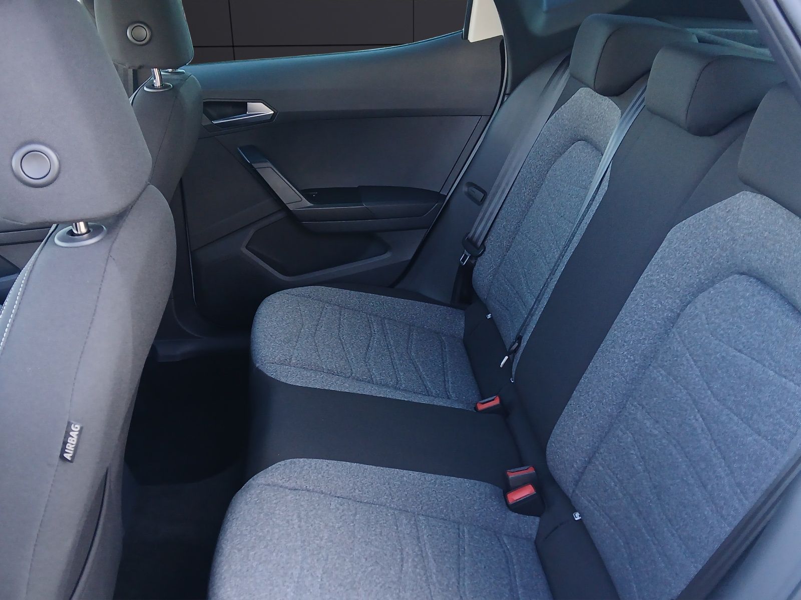 Fahrzeugabbildung SEAT Arona TSI Xperience DSG LED AHK ACC RFK SH 18"