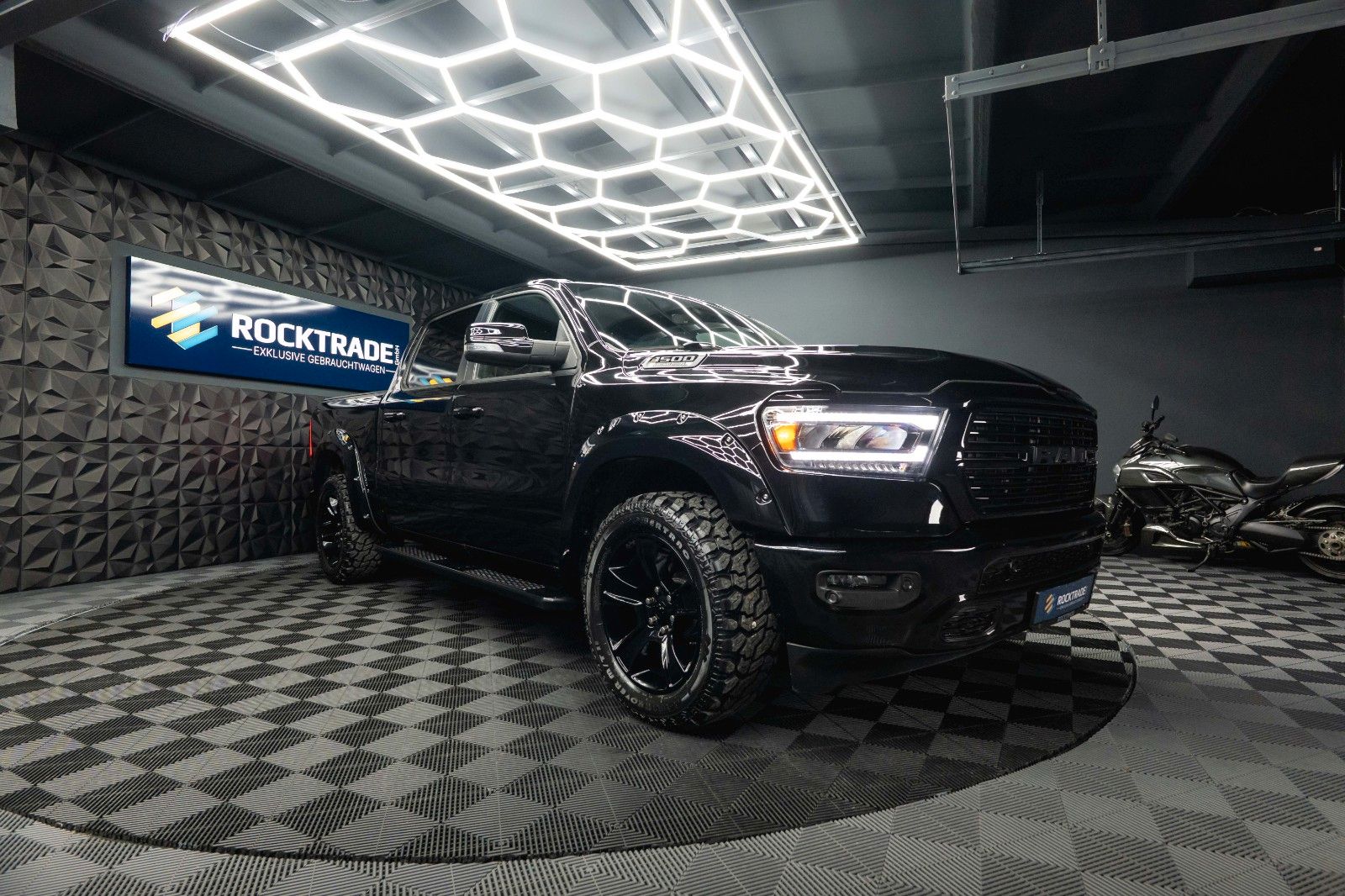 Fahrzeugabbildung Dodge RAM 5.7 V8 HEMI 4x4 OFFROAD BLACK EDITION *19%