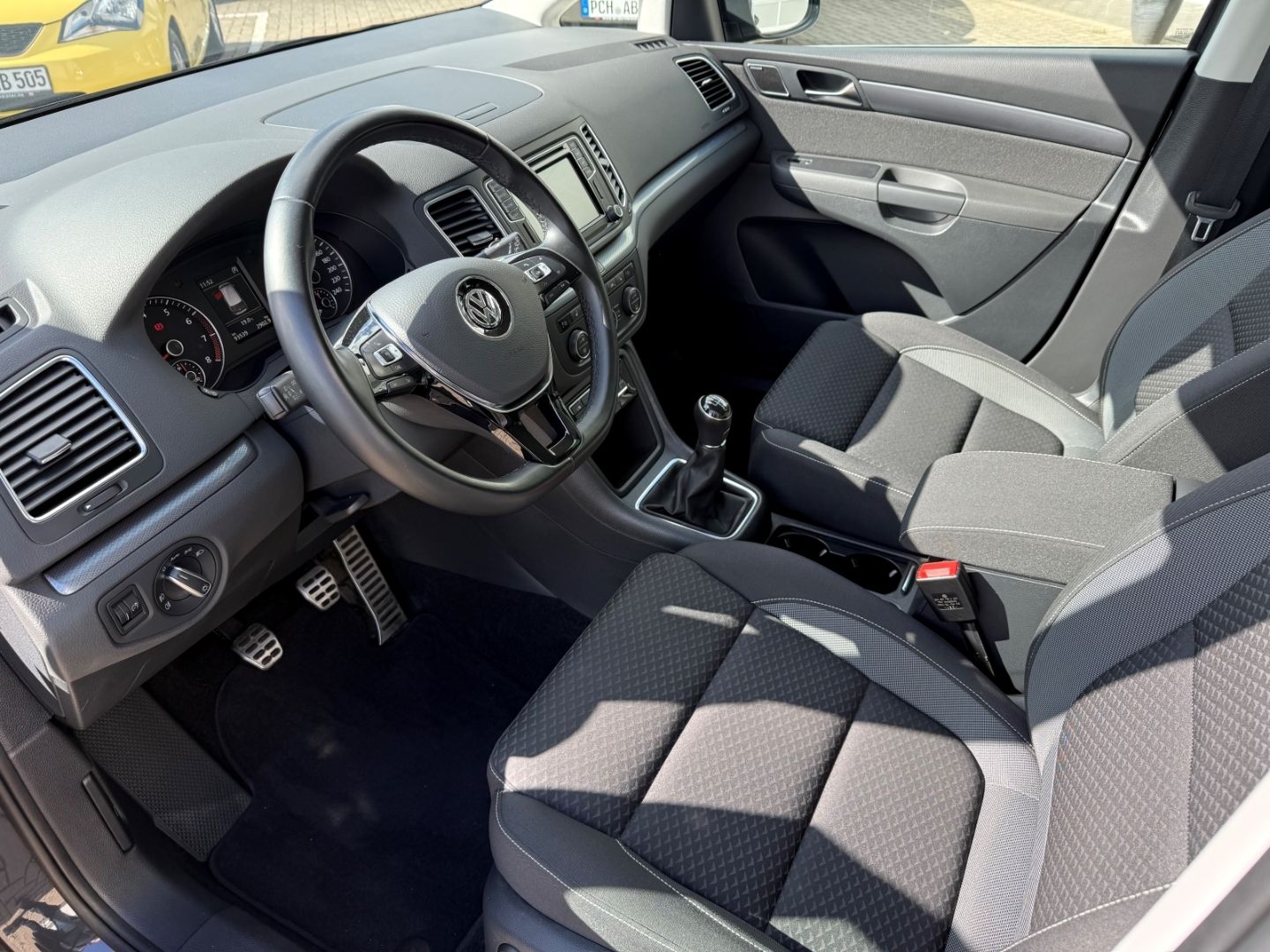 Fahrzeugabbildung Volkswagen Sharan Active Comfortline ACC SHZ Navi Dynau Bi-