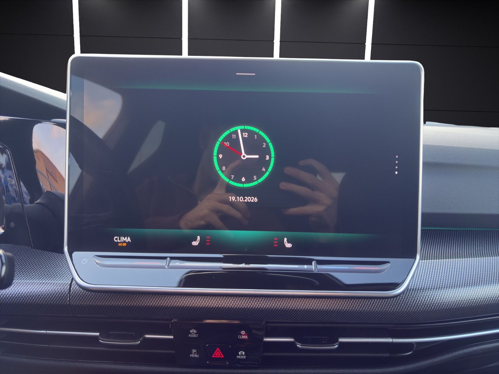 Fahrzeugabbildung Volkswagen Golf VIII R-Line/ACC/Navi/Ambiente/Apple CarPlay