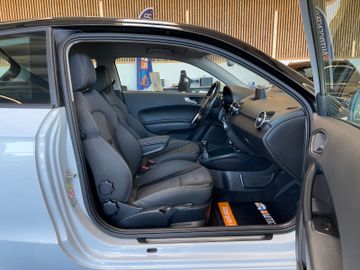 Audi A1 ambition *NAVI*PDC*SZHZ*KLIMA*SPORTFAHRWERK*