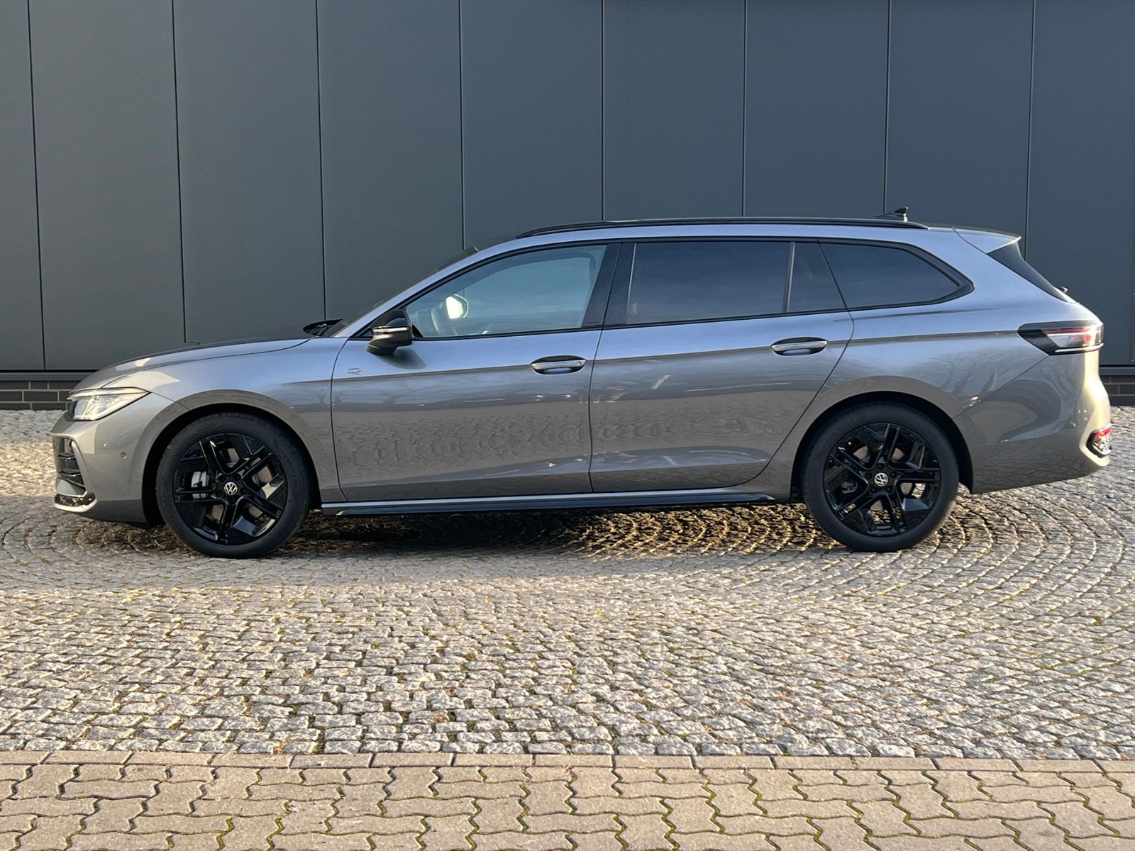 Fahrzeugabbildung Volkswagen Passat Variant R-Line 2.0 TDI DSG 4MOTION *AHK,