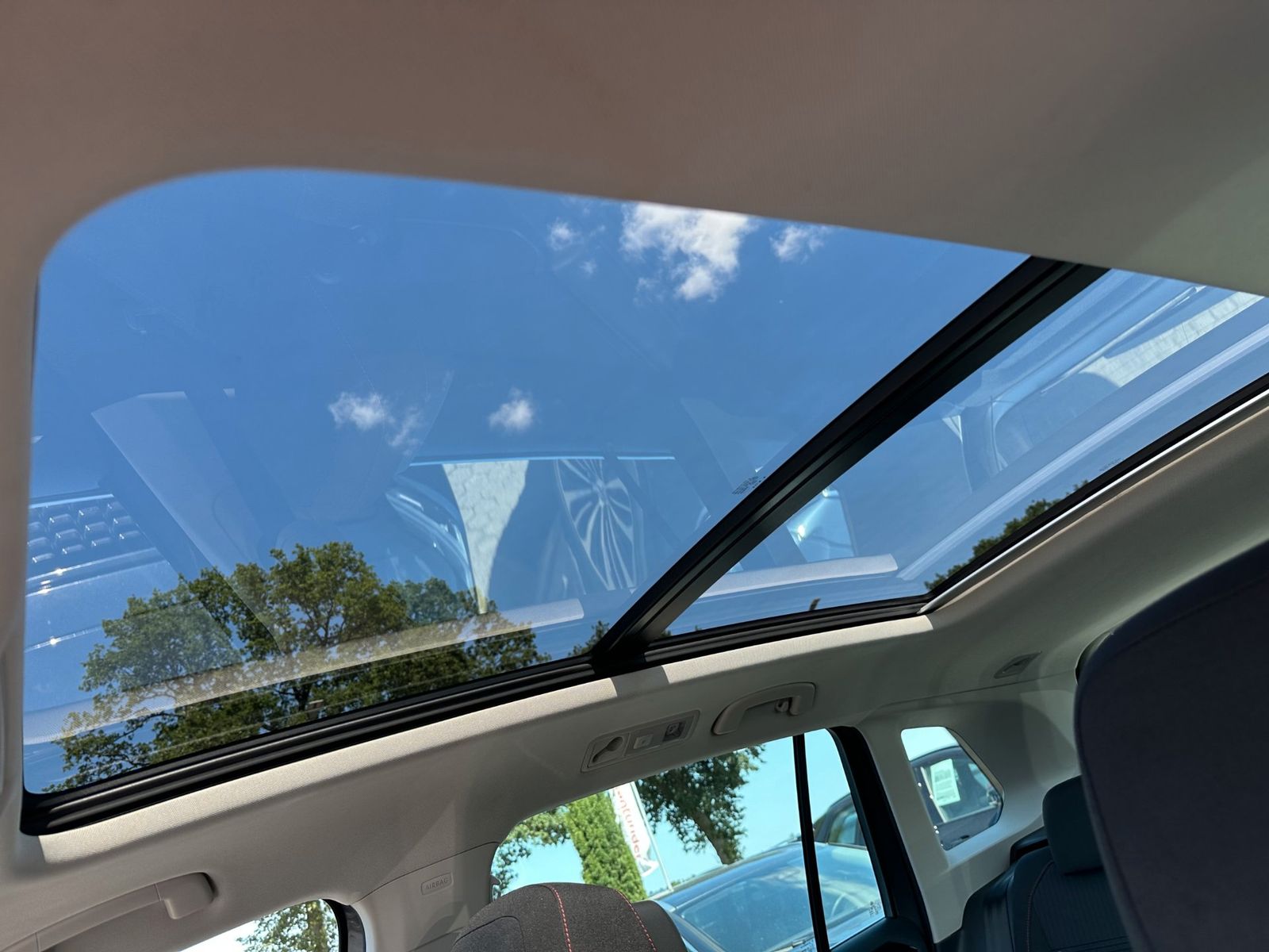 Fahrzeugabbildung Volkswagen Tiguan 2.0 TDI DSG 4M Sound NAV+LED+AHK+PANORAMA