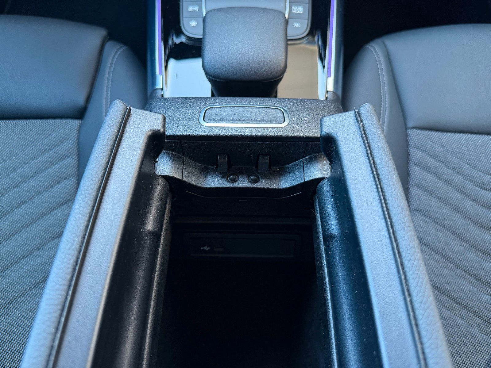 Fahrzeugabbildung Mercedes-Benz EQA 300 4M Progressive+Ambiente+Night+19`+TotW