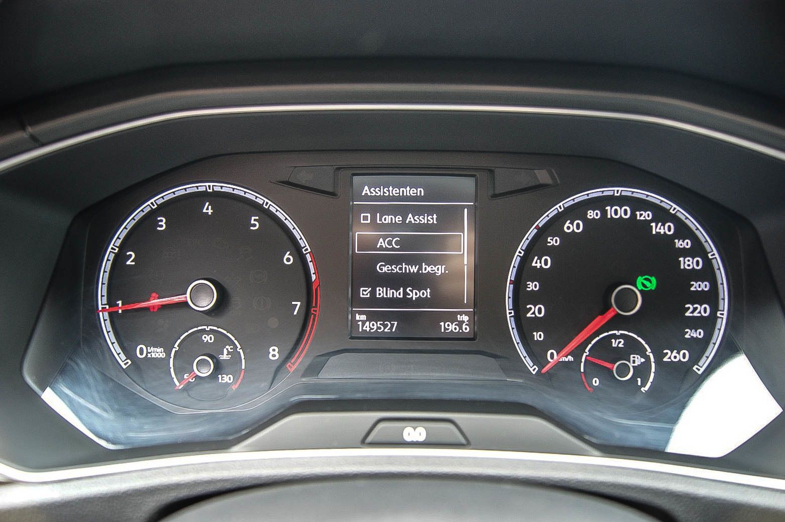 Fahrzeugabbildung Volkswagen T-Roc 15TSI DSG Style STHZG NAVI KAMERA 1HAND AC