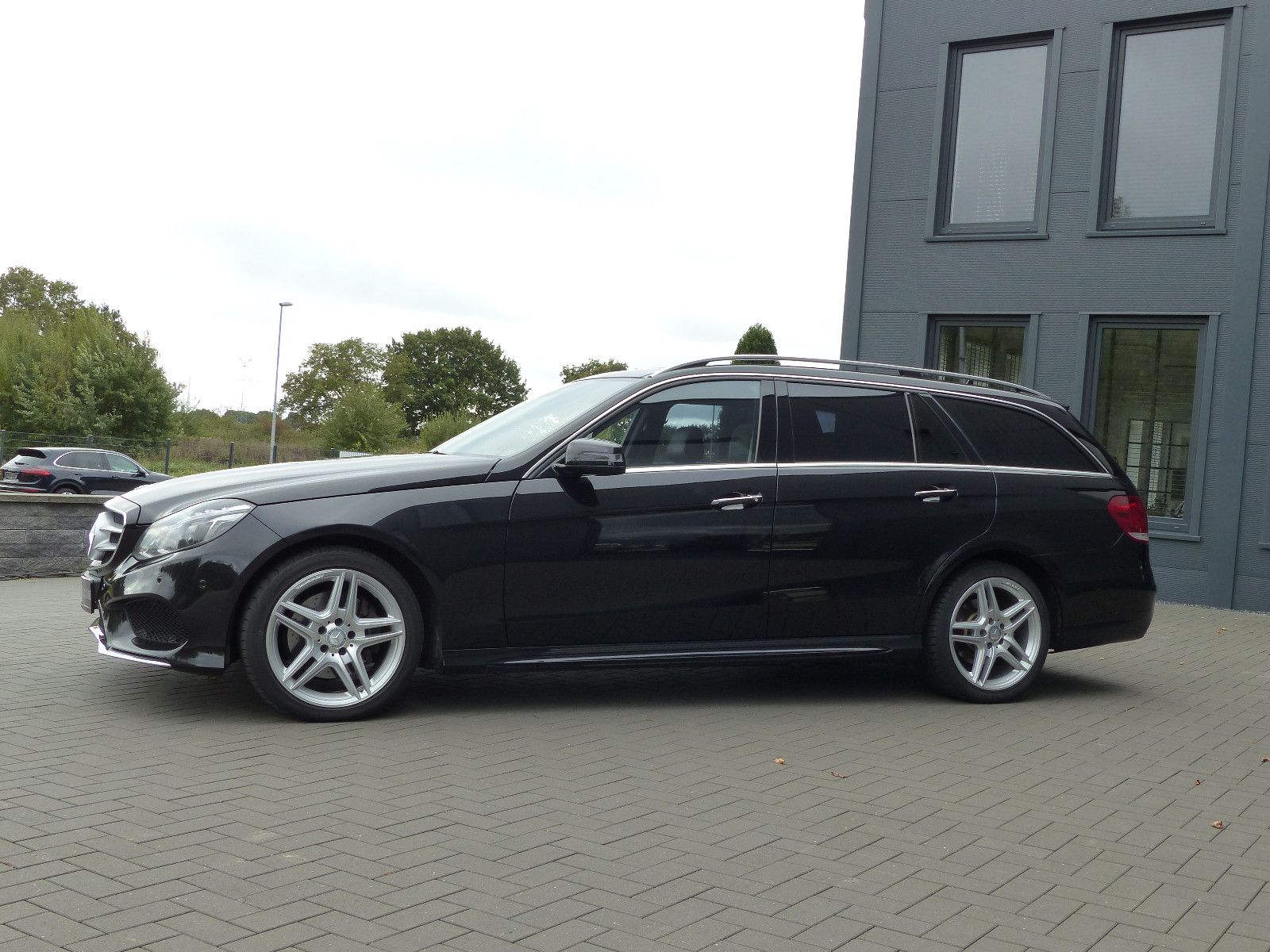 Fahrzeugabbildung Mercedes-Benz E 300 BlueTec T Diesel AMG