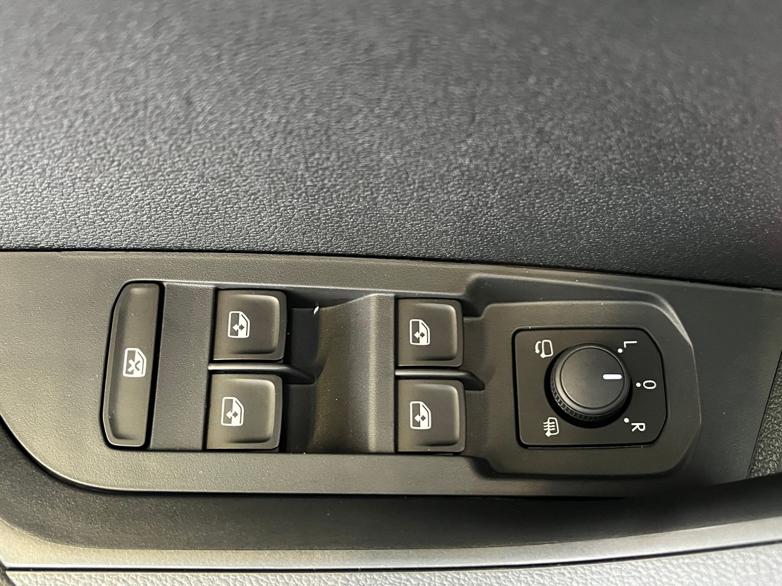 Fahrzeugabbildung SKODA Karoq Sportline 2.0 TSI DSG 4x4 *AHK,CANTON-Soun