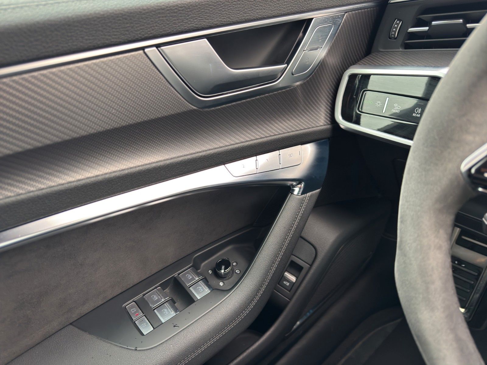 Fahrzeugabbildung Audi RS6 AVANT 4.0TFSI B&O MEMORY SSITZ LASER 22" HUD