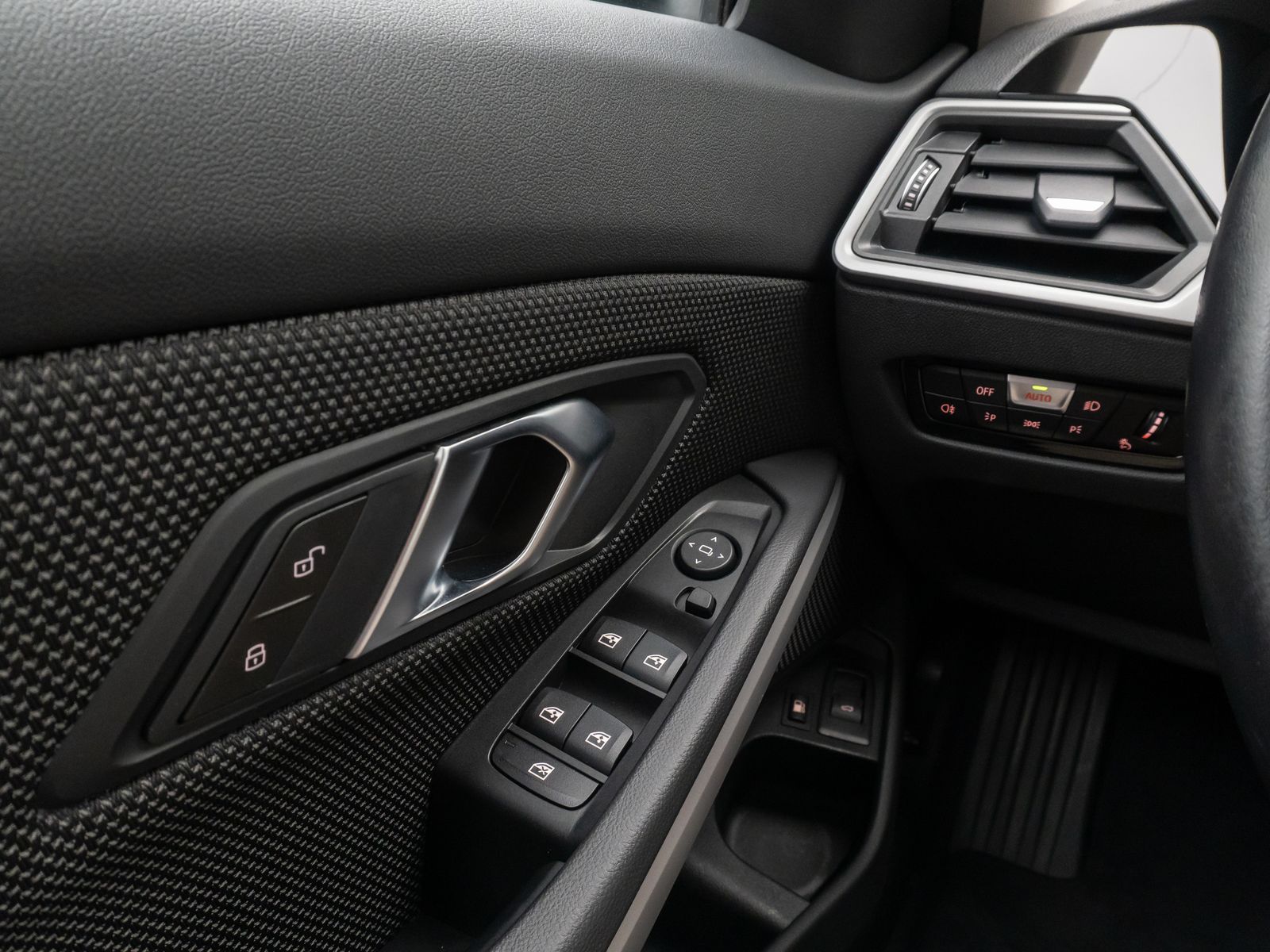 Fahrzeugabbildung BMW 320e Alarm DAB PDC GeschwindigReg Cockpit 19Zoll