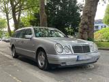 Mercedes-Benz Mercedes e 240. LPG - Mercedes-Benz E 240 in Duisburg