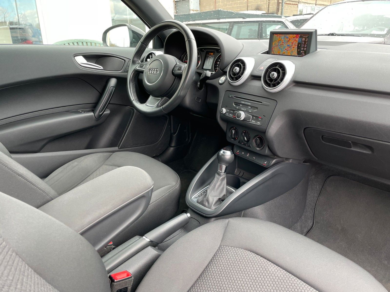 Fahrzeugabbildung Audi A1 1.6 TDI S-LINE Aut. Navi Xenon PDC SPORTPAKET