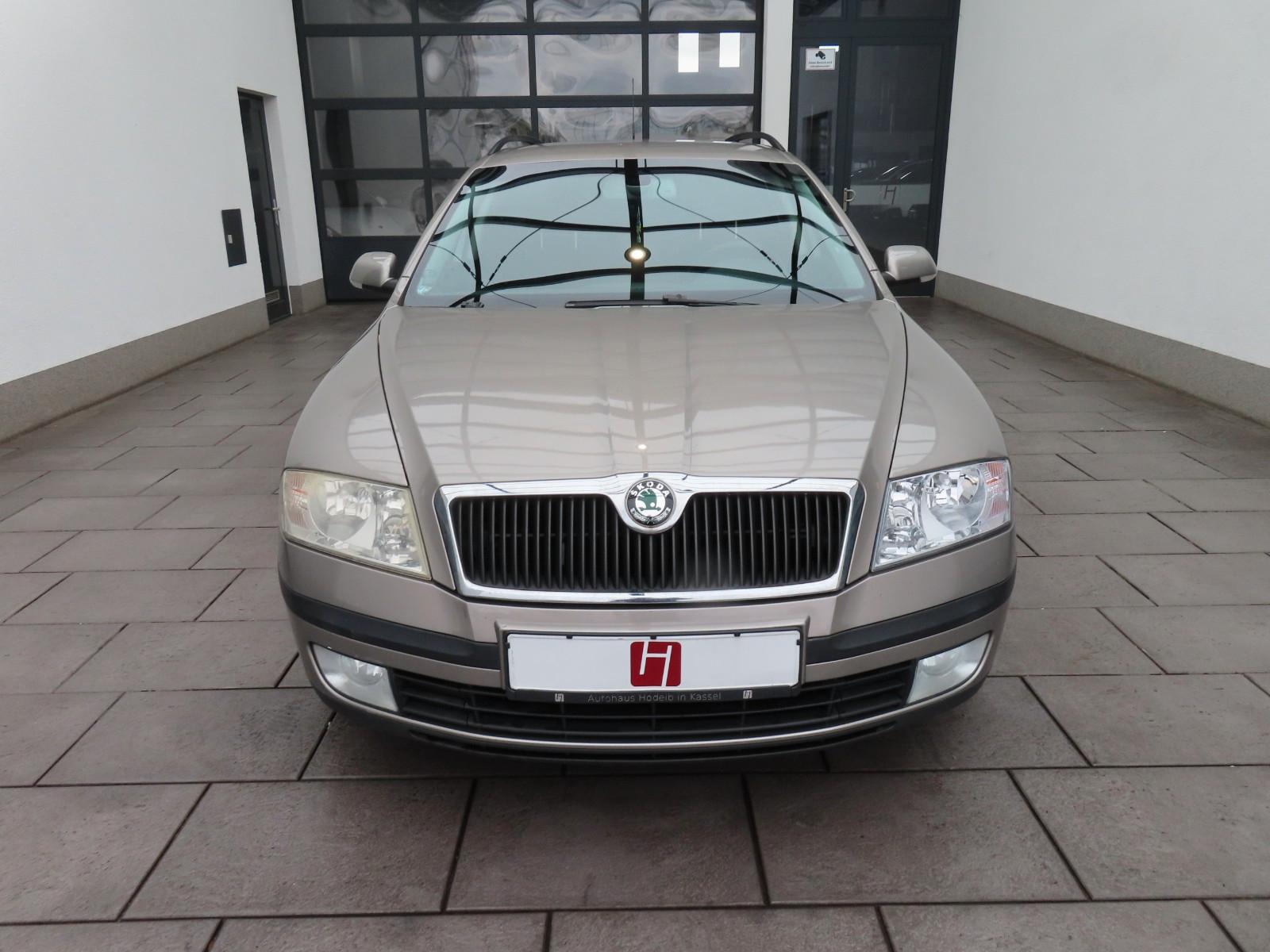 Skoda Octavia 2008 — rear view