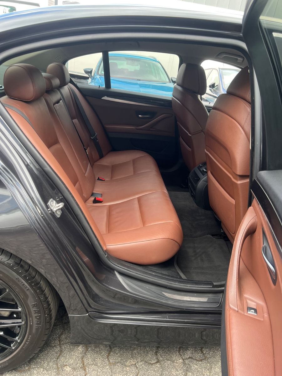 Fahrzeugabbildung BMW 530 d Lim. xDrive *HEAD-UP*LEDER-BRAUN*MEMORY*